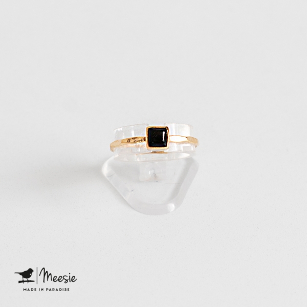 Ring vierkante Onyx edelsteen goud op zilver Ring vierkante Onyx edelsteen goud op zilver